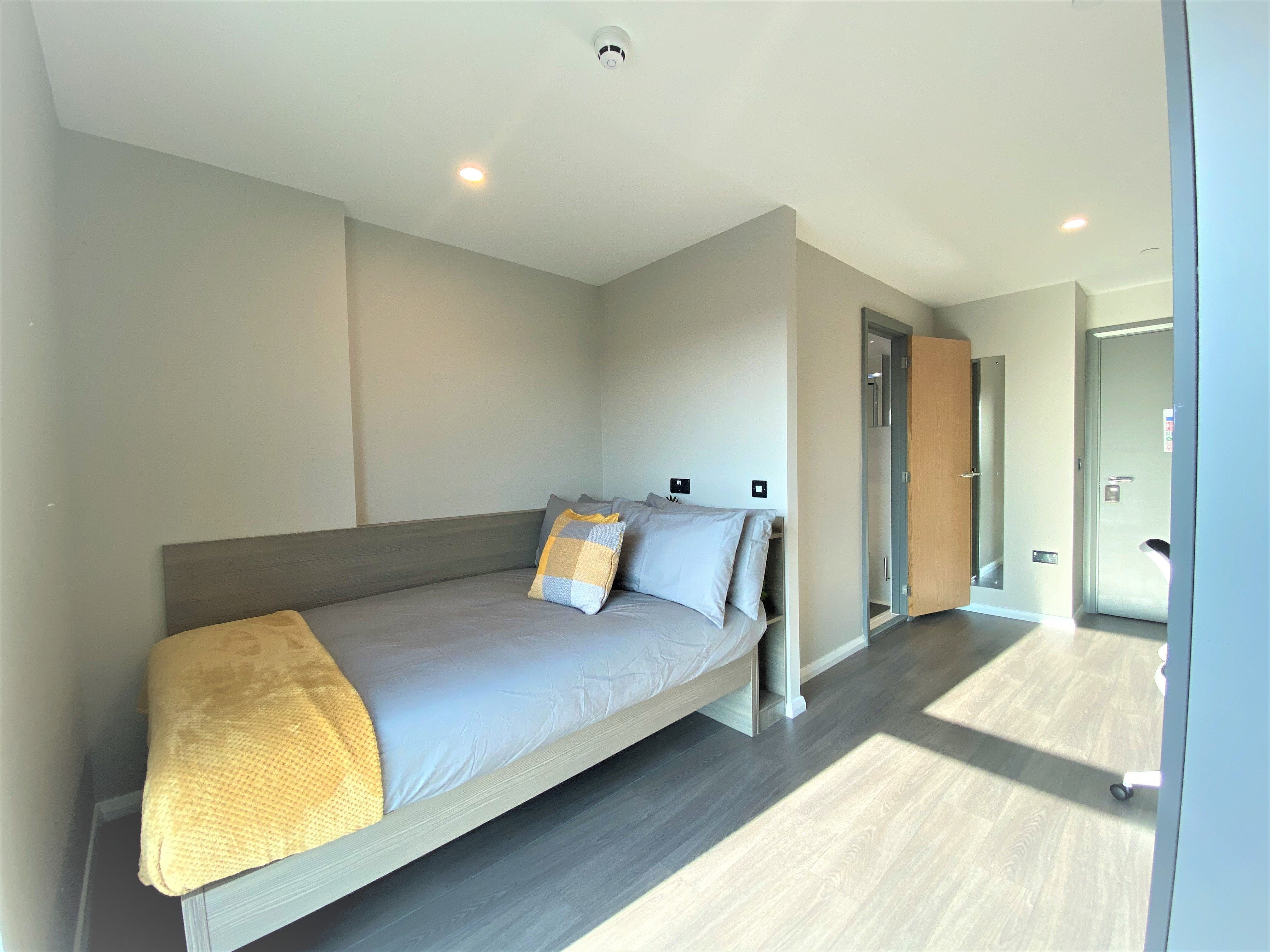 Ensuite Silver - Accessible